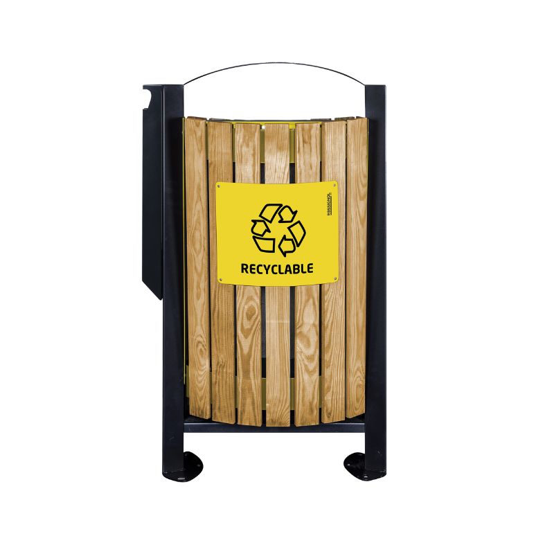 Poubelle en bois avec panneau recyclage jaune.