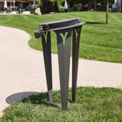 Poubelle publique sur un chemin de jardin.