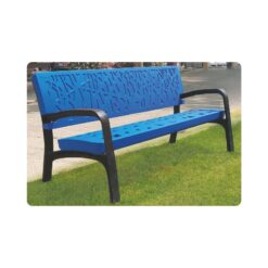 Banc bleu en métal près de l'eau