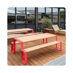 Bancs en bois avec supports rouges