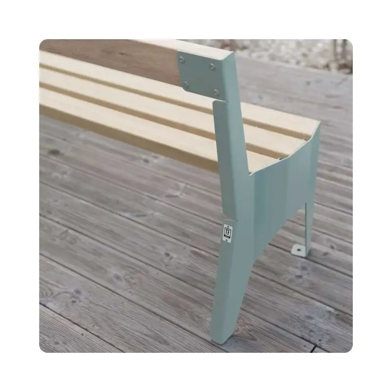 Caisse en bois bleu empilée sur un chariot