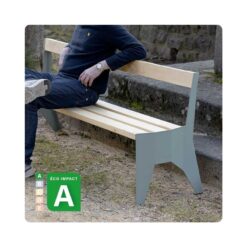 Personne testant la durabilité d'une boîte en carton