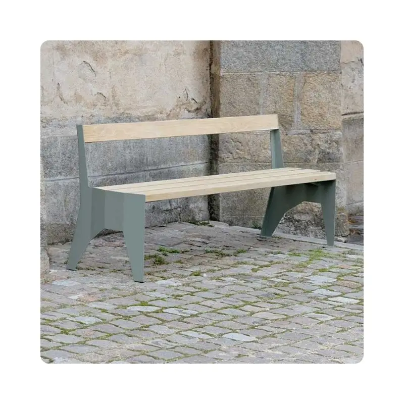 Banc beige en pierre avec coussin bleu et détails en bois