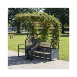 Homme assis sur un banc de parc en train de consulter son téléphone