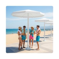 Deux couples avec parapluies sur une plage