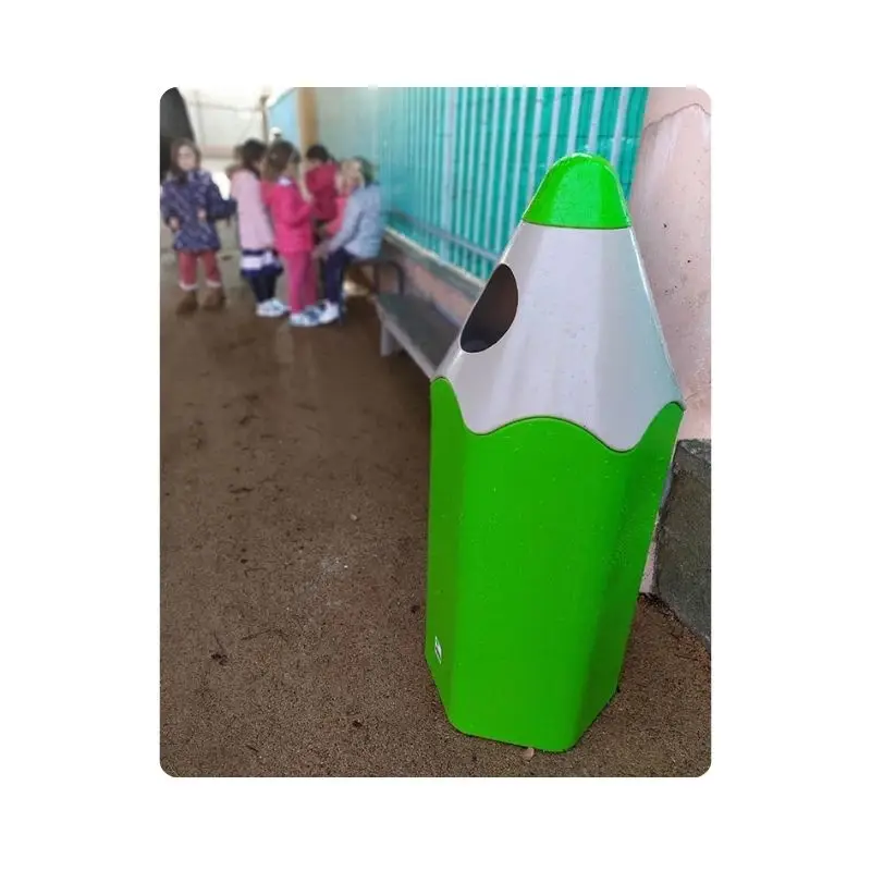 Poubelle verte en forme de crayon dans une cour d'école
