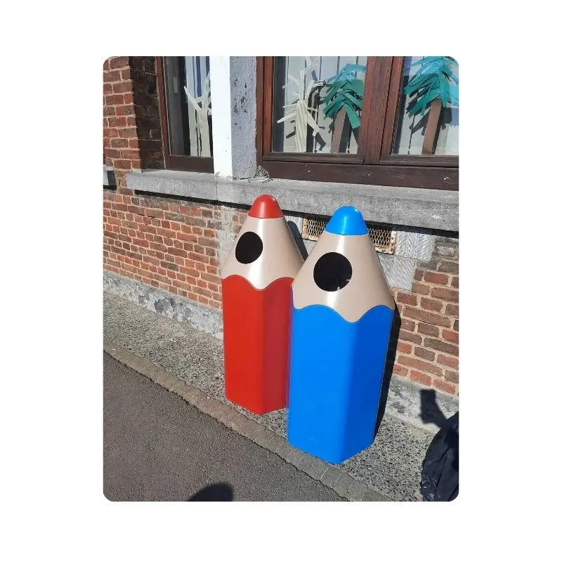 Deux poubelles en forme de crayons rouge et bleu devant école