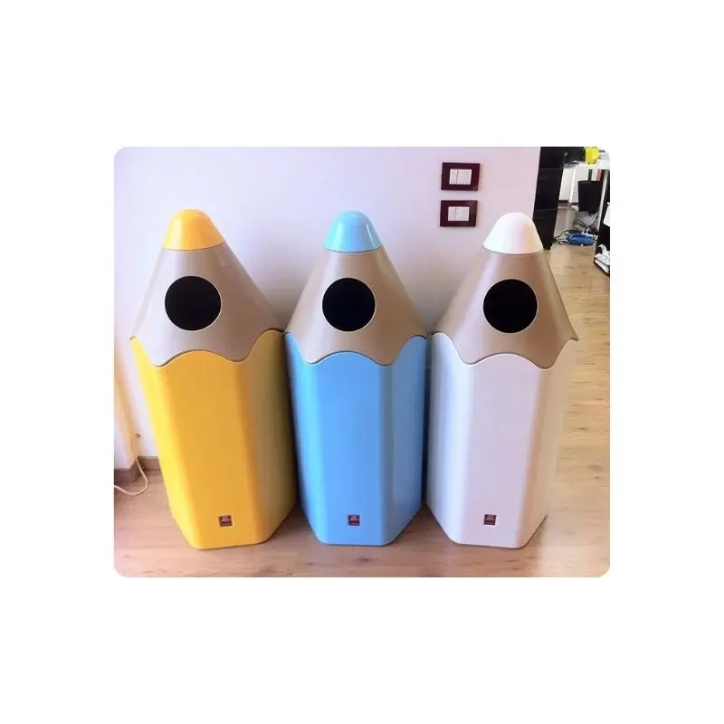 Trois poubelles design en forme de crayons colorés