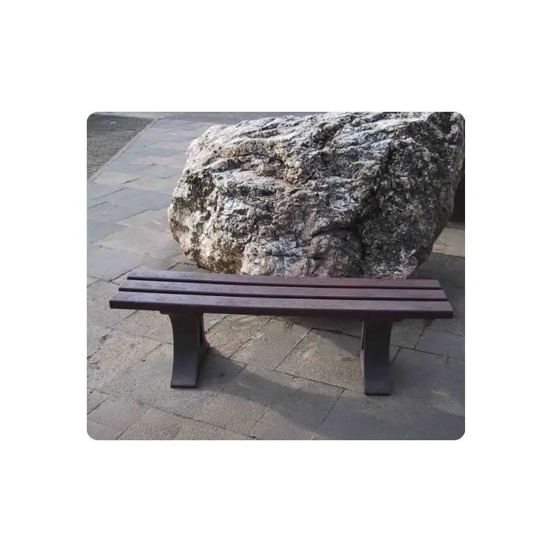 Banc public en bois sans dossier devant un rocher